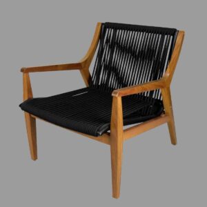 Poltrona California com estrutura de alumínio e madeira cumarú, revestida com Corda Náutica.